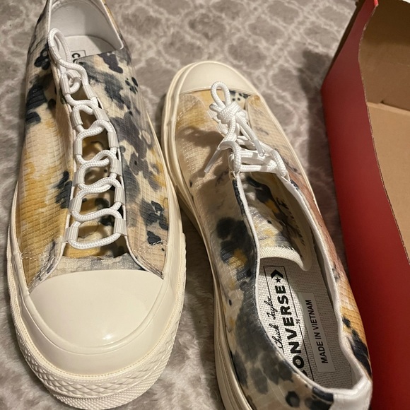 Low top converses - Picture 2 of 4